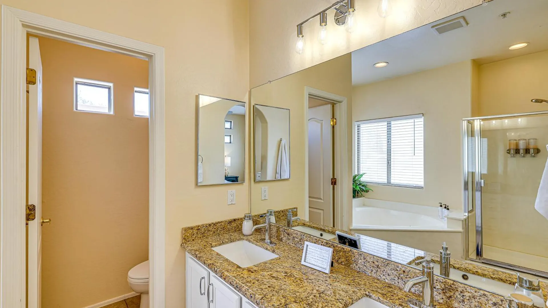 Holiday home Chic Scottsdale Townhome With Patio And Pool Access!