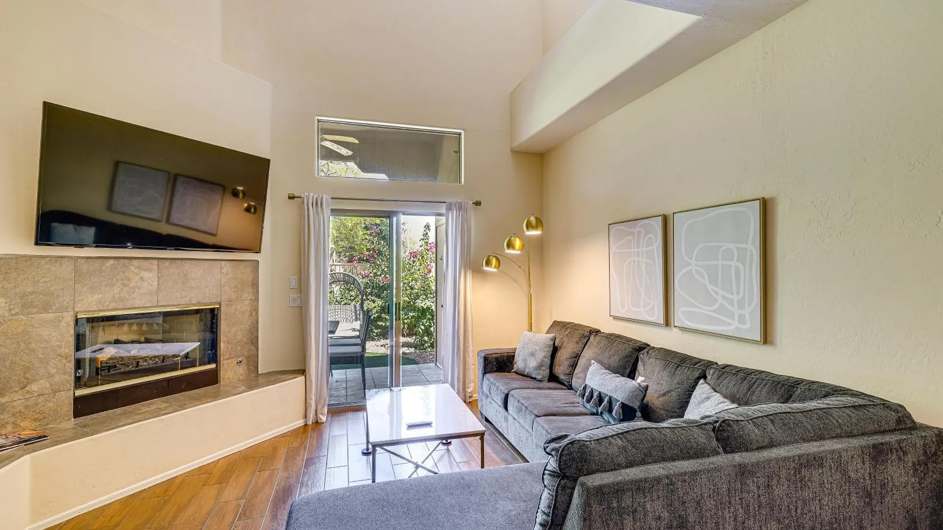 Chic Scottsdale Townhome With Patio And Pool Access!